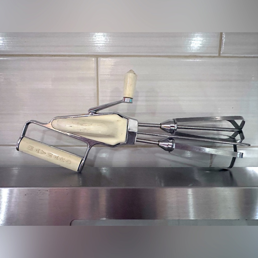 Vintage Maynard Handheld Speed Mixer Egg Beater 11" Yellow, Mid Century Modern